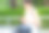 女人在绿色公园里用智能手机享受和放松户外图片下载