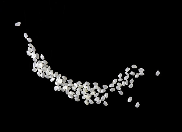 一堆大米，俯视图，黑色背景图片下载