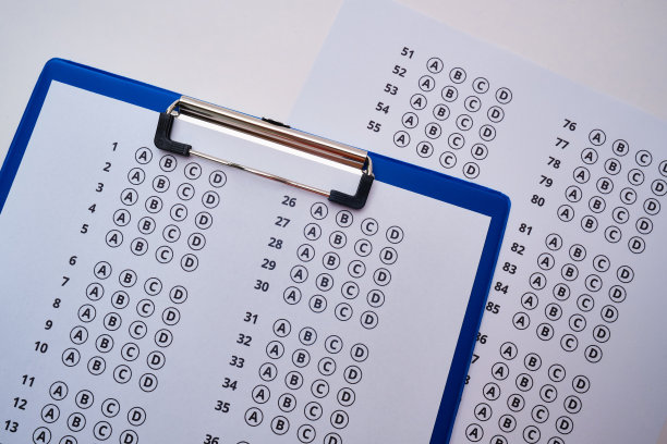 入学考试。考试形式。选择正确的答案。试卷:写有测试任务的一张纸学校考试。大学考试。正确或错误的选择。学生学习。小学问题。得分和结果图片下载