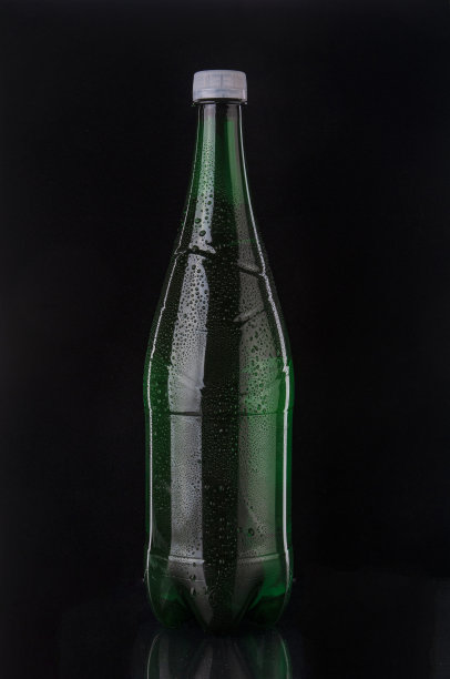 苏打饮料瓶接近黑色背景图片下载