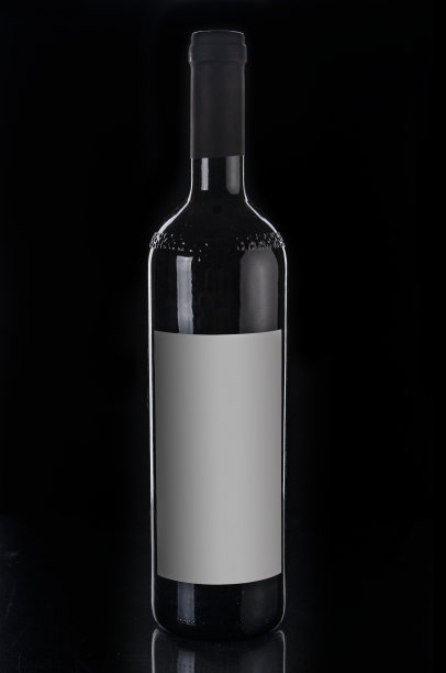 黑色背景上的红酒瓶特写图片下载
