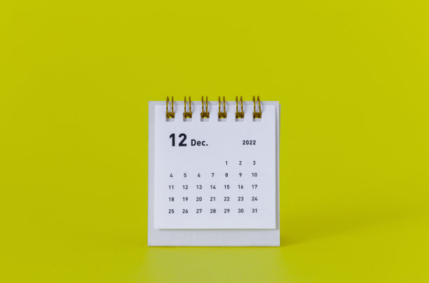 2022年12月即将到来。桌面日历。你好,12月。图片下载