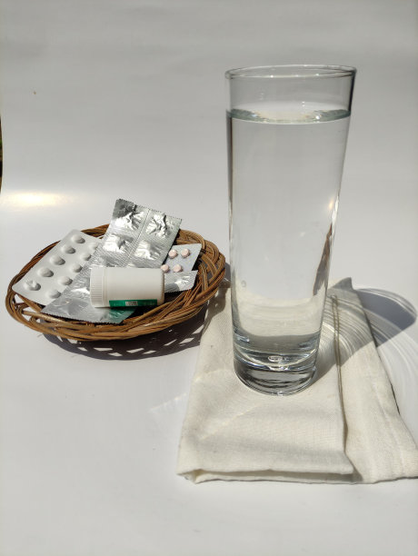 一杯水，药片和餐巾图片下载
