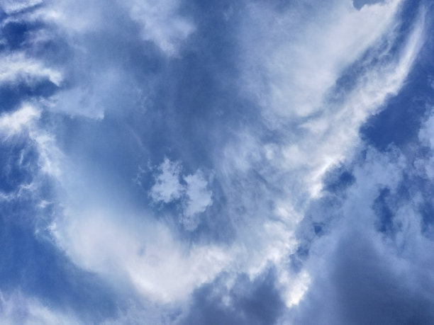 极具创意的巨大积雨云呈现出浅蓝色图片下载