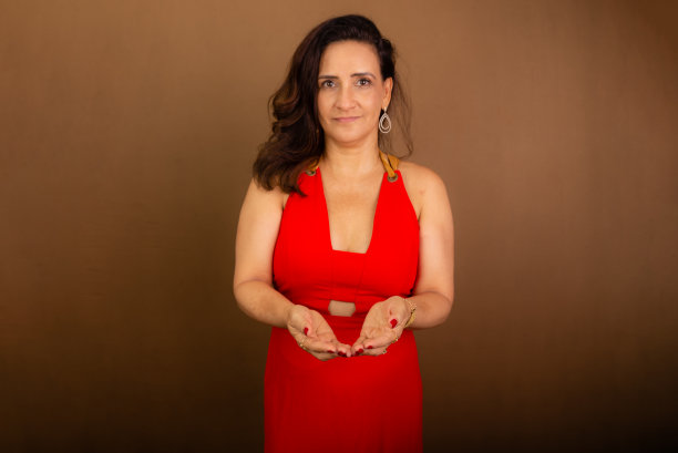 美丽成熟的女人，捧起双手。自信和积极的人。图片下载