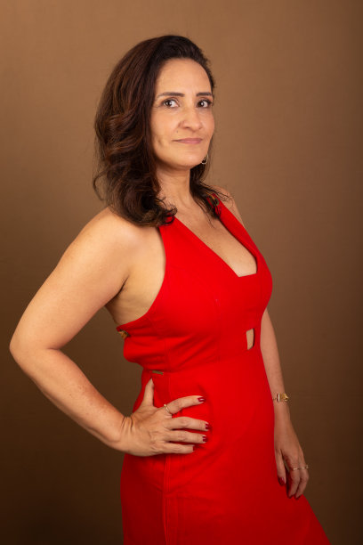 美丽、自信、开朗的女人的肖像。情感成熟概念。激励人。图片下载