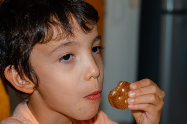小男孩吃饼干和复印空间的画像图片下载