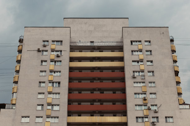 住宅建筑外立面、窗户、阳台的特写。图片下载