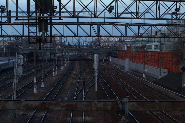 复杂的火车站。铁轨一直延伸到远处。图片下载