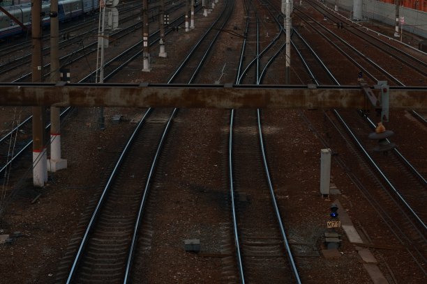 复杂的火车站。铁轨一直延伸到远处。图片下载