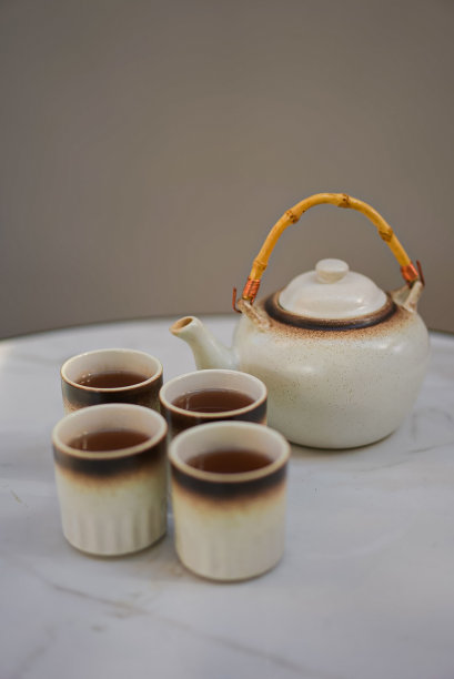 白玻璃杯和白壶里的壶茶图片下载