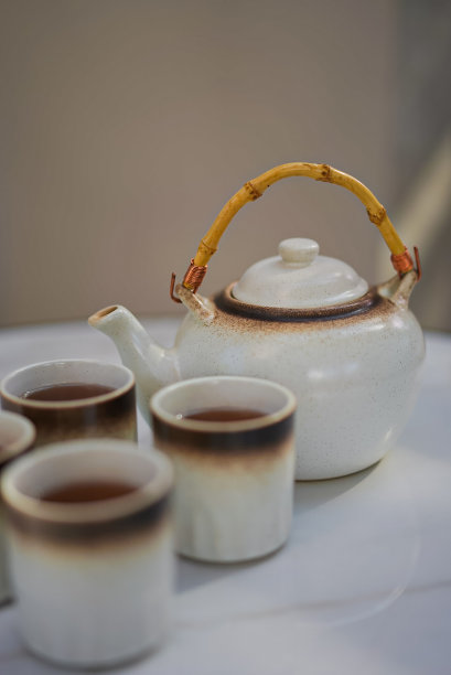 白玻璃杯和白壶里的壶茶图片下载