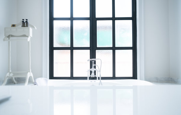 浴室水龙头和水槽在现代浴室与阳光图片下载