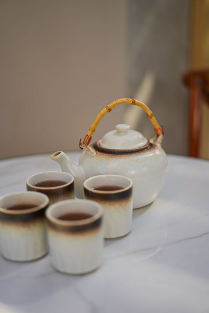 白玻璃杯和白壶里的壶茶图片下载