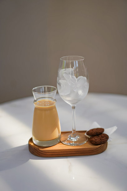 冰和咖啡配巧克力饼干图片下载