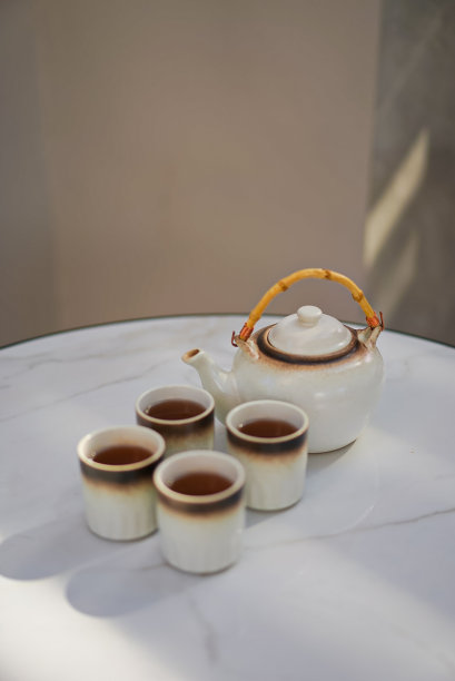 白玻璃杯和白壶里的壶茶图片下载