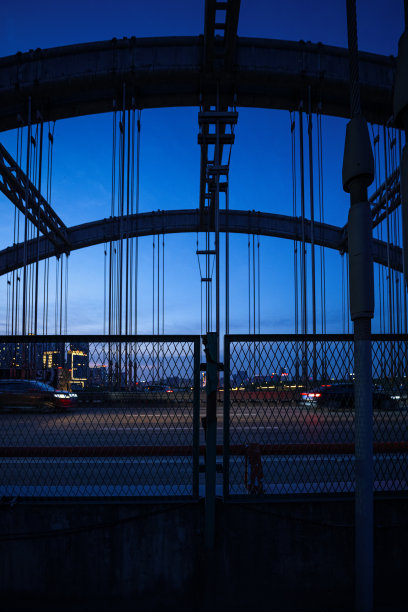 黄昏时桥上的城市栅栏图片下载