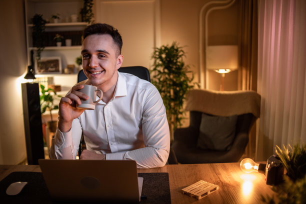 一个晚上在家工作的年轻人，在周围平静安静的时候工作图片下载