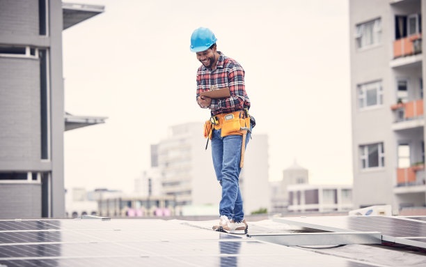 太阳能电池板检查，剪贴板或快乐黑人检查光伏电池，可持续性或可再生能源的质量。屋顶维修，检查表或男技术员做电测试图片下载