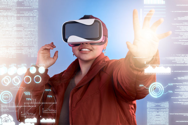 光，女人或虚拟现实眼镜与数字转换全息图，3d图表或图形在线。女孩戴着vr头戴式全息网络安全技术为大数据或未来的新闻图片下载