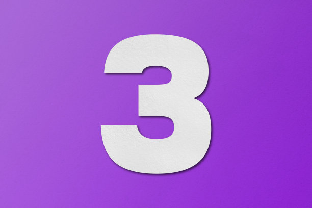 白纸型纸字母数字3孤立在紫色背景。图片下载