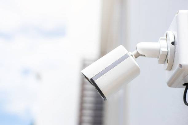 闭路电视摄像机安装在家里的墙上。家庭安全系统的概念，保护您的财产与闭路电视。图片下载