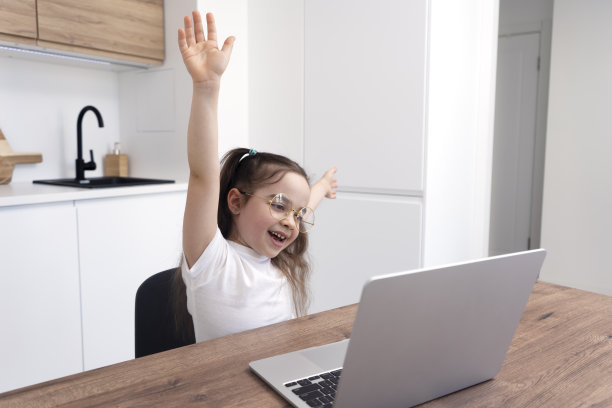 快乐的女学生庆祝英语考试顺利通过。图片下载
