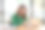 漂亮的亚洲女商人愉快地坐在她的笔记本电脑上工作，喝着咖啡，在办公室里笑得很开心。图片下载
