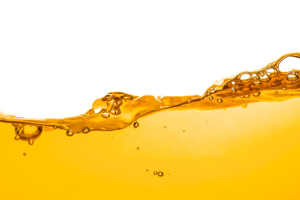 橙汁被隔离在白色的背景上。健康的新鲜饮品和自然的波浪。近景。图片下载