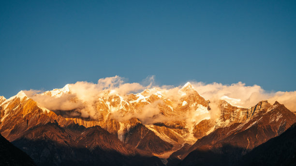 南恰巴瓦，金色的雪山，位于喜马拉雅山和念珠桑格拉山脉的交汇处，中国西藏图片下载