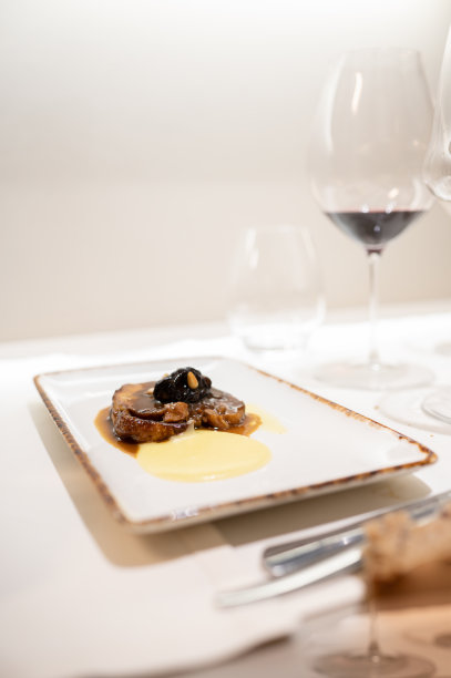 餐馆里餐桌上的李子炖牛肉特写。图片下载