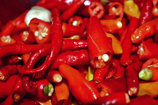 一种已经切好的辣椒，准备做辣椒酱的原料图片下载