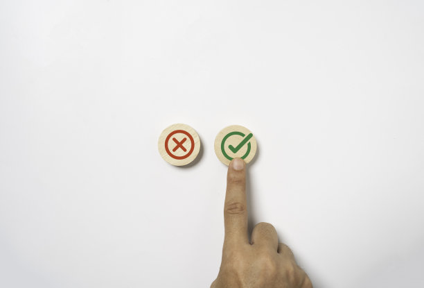 用手触摸并选择绿色正确的标志符号来批准文件和项目概念。图片下载