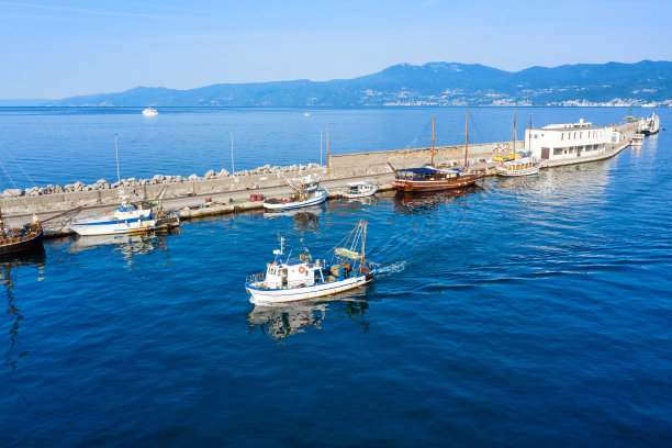 一艘渔船驶入里耶卡港图片下载