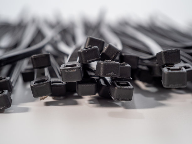 白色背景上的黑色塑料领带。图片下载