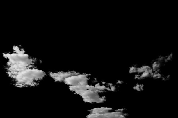 白色蓬松的云朵在黑色的背景和蓝色的天空下显得格外显眼图片下载