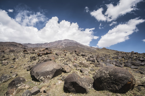 阿拉拉特山有冰川和雪峰，天气晴朗，蓝天白云图片下载