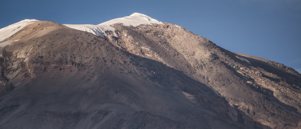 阿拉拉特山有冰川和雪峰，天气晴朗，蓝天白云图片下载