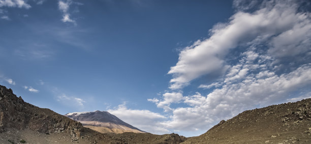阿拉拉特山有冰川和雪峰，天气晴朗，蓝天白云图片下载