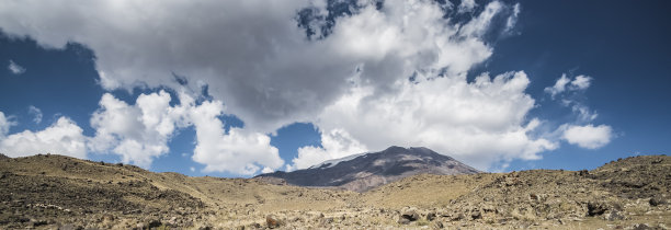 阿拉拉特山有冰川和雪峰，天气晴朗，蓝天白云图片下载