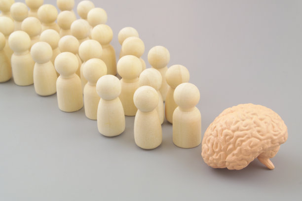 线条上有许多木头人，灰色的背景上有人脑。图片下载
