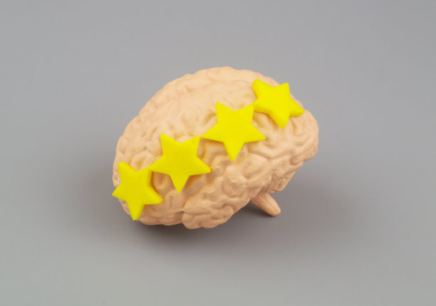 灰色上有黄色星星的人脑图片下载