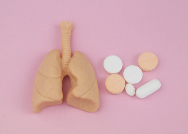 人体肺部模型和粉色的药物图片下载