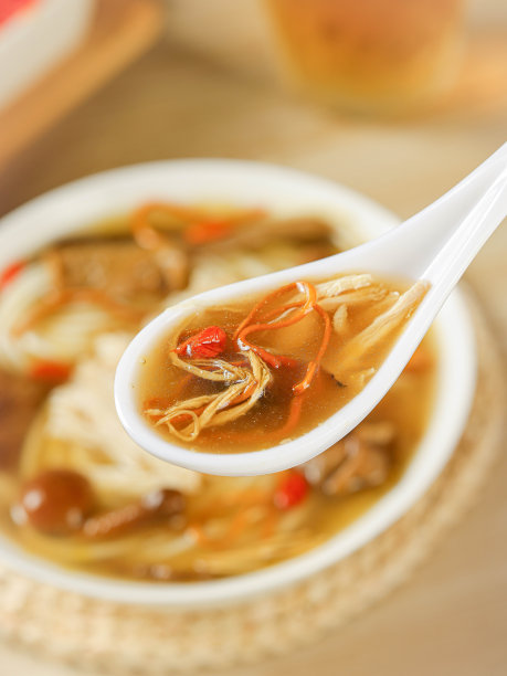 鸡肉面和各种草药炖汤，中国传统的面条图片下载