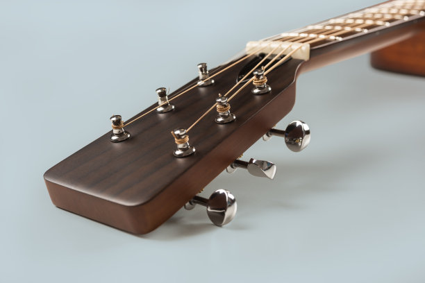 传统的云杉和红木原声吉他图片下载