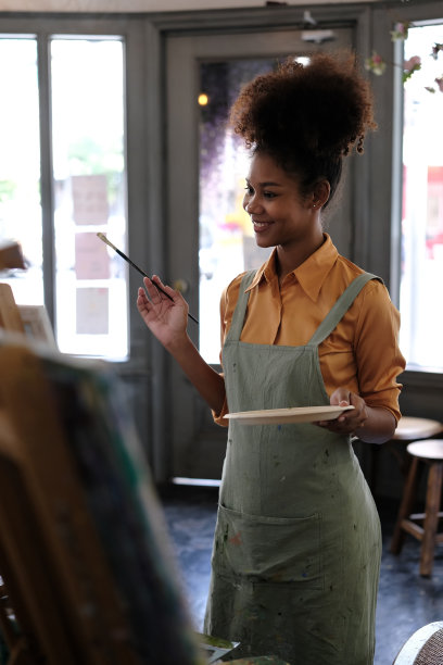 满意的女艺术家欣赏她的作品。艺术、创意、爱好和休闲活动理念。图片下载