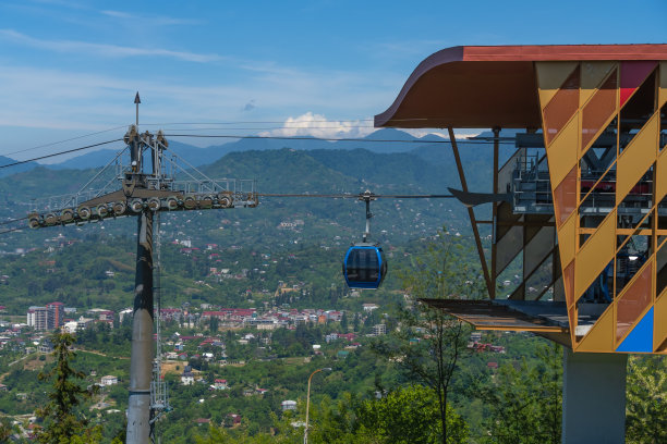 在城市和山脉上空的缆车上，一辆空出租车的特写。巴统的Argo缆车。旅游交通工具。到观景台上去。图片下载