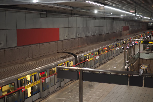 晚上没有人的地铁。火车就要进站了。空灯标志图片下载