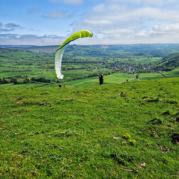 阳光宁静:在山顶区探索希望谷图片下载