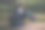 把注意力放在背包上，而不是聪明的小男生下课后放松，在公园里做作业，坐在树下图片下载